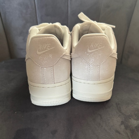 Nike Women's AF1 ‘07 Shoes Sail Glittery Suede - Picture 4 of 6
